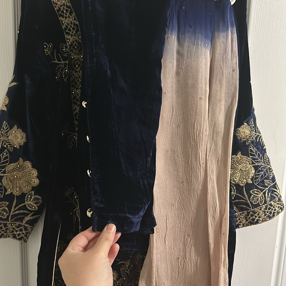 Pakistani 3 peice velvet suit - Picture 7 of 11